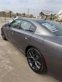 جارجر موديل ٢٣ sxtحادث قطعتين فقط بنيد وجاملغ ماشية ١٥ الف سيارة نظيفة...