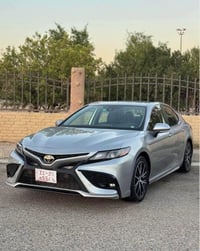 🚗 للبيع | Toyota Camry SE 2023 🇺🇸 🔹 موديل: 2023 🔹 الفئة: SE 🔹 اللون: س...