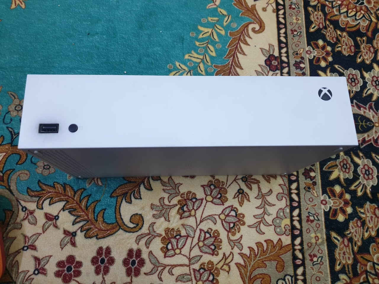 السلام عليكم
اكس بوكس سيريس اس للبيع نظيف 
مع يدة قيم سير لون برتقالي مع كامل ملحقاته الاصلية (كيبلات و كارتونة)
السعر : 330
العنوان : بغداد - البلديات 
للتواصل : خاص او هذا رقمي ***********
