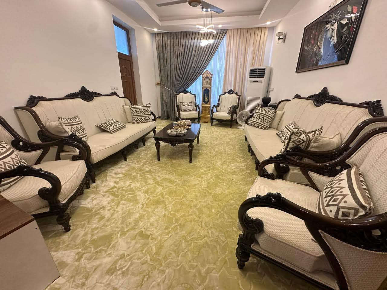 السلام عليكم تخم مع طبلة كبيرة نظيف جداً جداً للبيع العنوان حلة حي الصحة ***********
السعر ٣ ملايين

