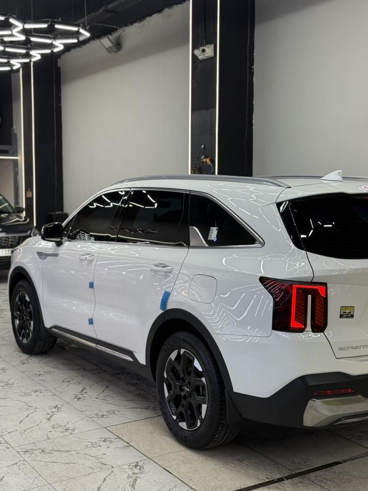 سورنتو موديل ٢٠٢٥ خليجي  جديده جداا  بعده كله بالتغليف الشركة 

مواصفات سياره فول ١/١ عدا كشتات
 جلد وكاميرات ٣٦٠
بانزين 

أربع سلندر حجم المحرك ٢٥٠٠  

 فتحه بانوراما 

لون ابيض 

ويل ١٧ 

تبريد ثلاثة قطع 

بصمة تشغيل وابواب جنطة 

تشغيل عن بعد 

كأمره دواره 

كشنات كهرباء ⚡️ 
كشنات  الخلفيه قلابه كهرباء ⚡️ 
شاشة متصله 

كير ماوس 

شفتات ستيرن 

حساسات امامي خلفي 

ثلاث انظمه قياده 

شحن لاسلكي 

منافذ تايبسي 

بصمه عدد اثنين 

جنطه كهرباء ⚡️ 

بلوجكتر لد 

مري شفط 

ترحيب 

لد دشبول مخفي متغير الآوان 

سبعه راكب 

سبير ما نازل 

سياره جديده جداا 

الضمان شركة كيا نم ضمان خمسه سنوات 

تواصل مع الرقم 

***********
