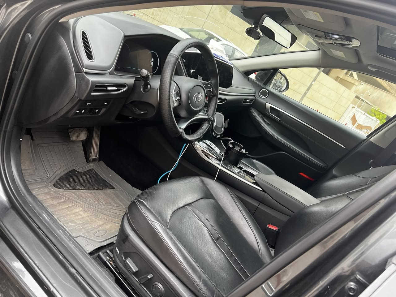 السلام عليكم سوناتا 2023 فول مواصفات للاخير لمتد مكينة 1600 تيربو مكينة وكير ضمان شرط حادثها موجود داخل الصور بدون ايرباك ***********
