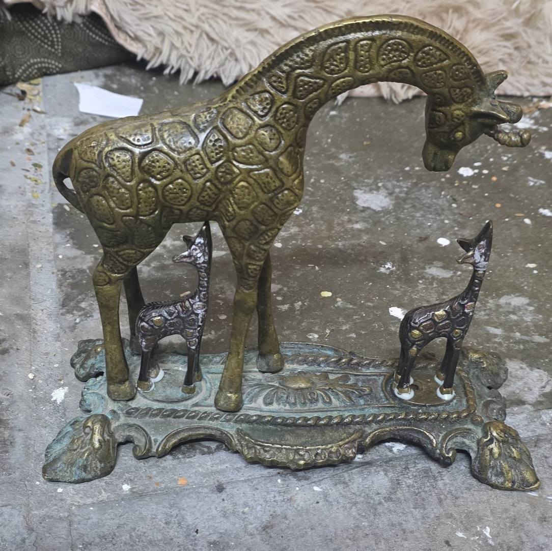 ياالله ٤٠ قطعه تحف قديمات مو جديد اخوان كله قديم شغلات ثكيله ٤٠ قطعه سعرهن عل خاص مكاني بغداد ماعدي توصيل ***********
