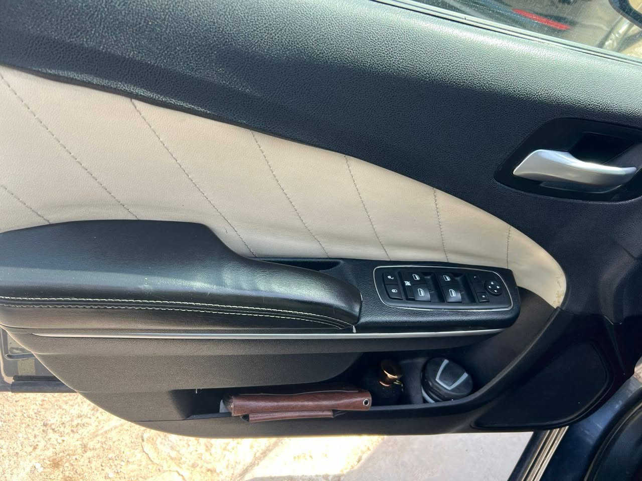 جارجر 2018  كندي كلين فقط بارد بيها موضح في سونر
الون اسود على رصاصي غير محدد
تخم تاير جديد
كير محرك مكفول
تبريد مكفول
بوليش كل السياره
موصفات sxt
شاشه كبير كار بلي

سستم صوت الباين
كامره دواره 
حساس خلفي
رقم انكليزي جديد سنويه و هزه جديده السياره ب اسمي
باتري جديد 
بلكات يم الياس جديد
فيت بم و المساعد و فلتر جديد
دسكات امامي جديد. 
صارلي اقل من شهر سويتلها ادامه
سياره بيهه جراد بل قماره وبنيد شي قليل 

لاستفسار واتساب ***********
