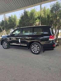 لاندروكز للبيع موديل 2021 رقم بغداد الجديد كفاله عامه ماشيه 67 فئه. vx...