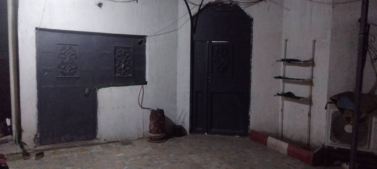 السلام عليكم دار للبيع الامن الداخلي المنطقه الجديده قرب شارع القائد المساحه ٢٠٠ متر البيت رقم ومعامله كامله يتكون البيت من ديوانيه ٦×٤  هول ٥ ×٤ مطبخ ٥ ونص ×3 وغرف نوم عدد ٢ ٥×٤ منور واحد متر خلف البيت حمام داخلي وحمام خارجي ساحه ٨ ×٦ البيت كامل الطابق الثاني مشتمل يتكون من غرفه نوم ٤×٦ هول ٤×٤ وحمام خارجي السطح كله مسوينه قمريه على كبر السطح السعر ١٤٢ بي مجال بسيط ***********
