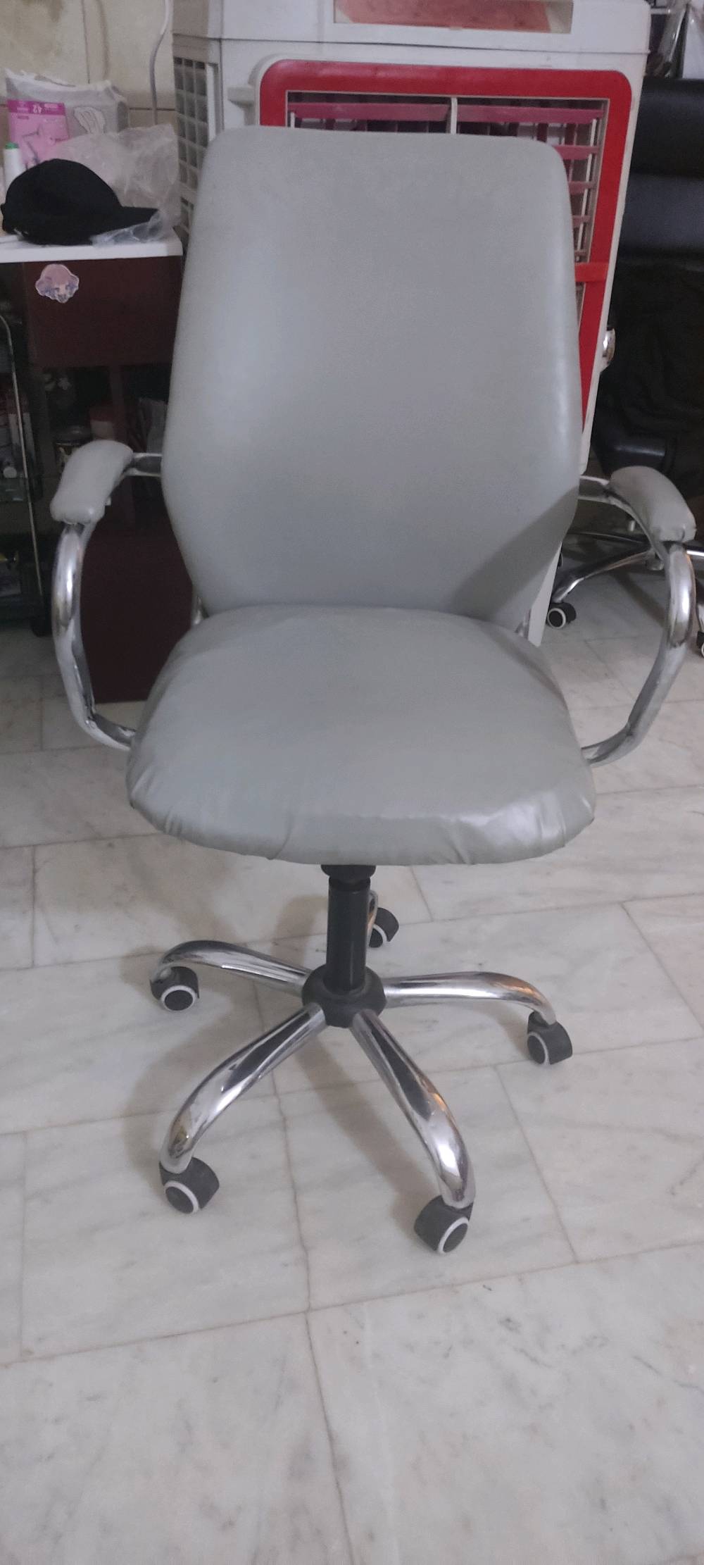 سعر الكرسي الواحد 25الف واذا اثنينهم بيهم مجال 