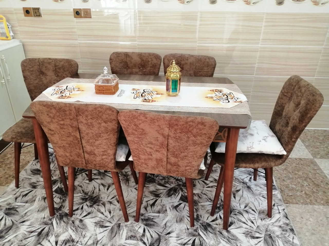 سلام عليكم  ميزطعام طقم كراسي عدد سته مال بيت  السعر 150الف وبي مجال للشراي ***********
