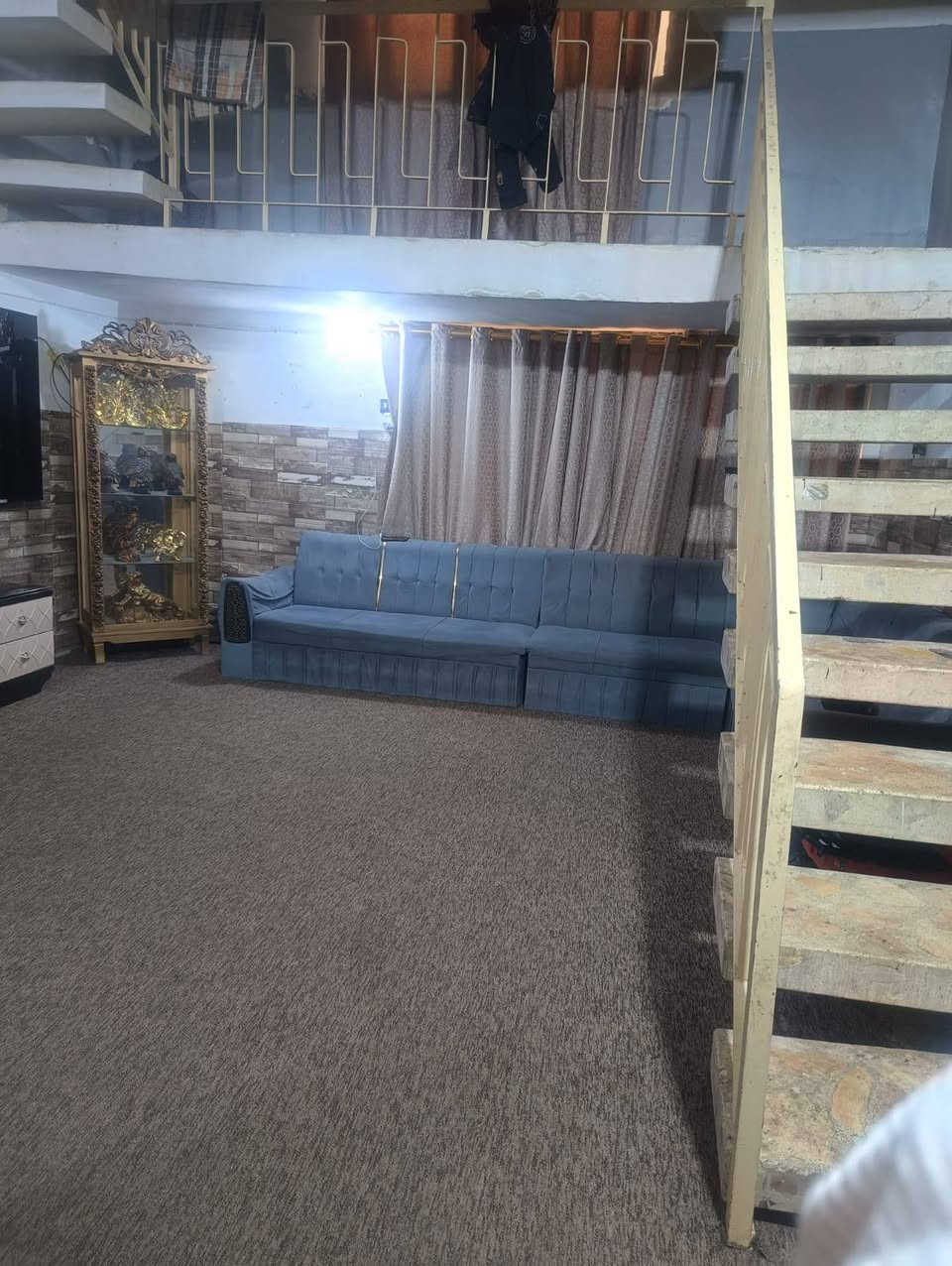 سلام عليكم متوفر بيت للايجار 200متر طابقين يتكون البيت من 3 غرف وصاله ومطبخ واستقبال وصحيات  نظيف جدا موقعه جدا مميز بحي الزهراء خلف الشارع العام مباشرة يطل على 3 شوارع سعر الايجار 500 قفل  للاستفسار ع الرقم ***********
