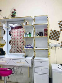 ثلاث ميز حلاقة • مع فاترينه • الكوفة شارع المعمل