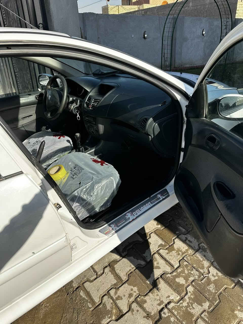 سلام عليكم بيجو ٢٠٦ بلاس ٢٠١٢ حديث سيارة بيهة بس جاملغ امامي جهة الصايق مصبوغ  واكو طخة مصورهة ترجع بارد سيارة حلوة بلادية بس بيهة مشكلة بلكهربائيات الدشبول طافي والايتات هم طافيات والهورن وعل سلولي هم خربطة شي بسيط بس بلمشي متنلزم الخربطة اعتقد بلكلات وديتهة كالو بيسي ام رادو ٣٠٠ الف اني مالي واهس اصلح الياخذهة بلعافية عليه 
محرك وكلج جديد كير عادي مو اوتو يعني انسة شي اسمة كير عطل وهاي الامور رقم بغداد وراعيهة يريد يحول *********** مكاني بغداد جرف النداف قرب بسماية سعرهة ٣٧ ورقة اخوان سعر سيارة فوك ال٤٠ بس اني حسبت مال تصليح
