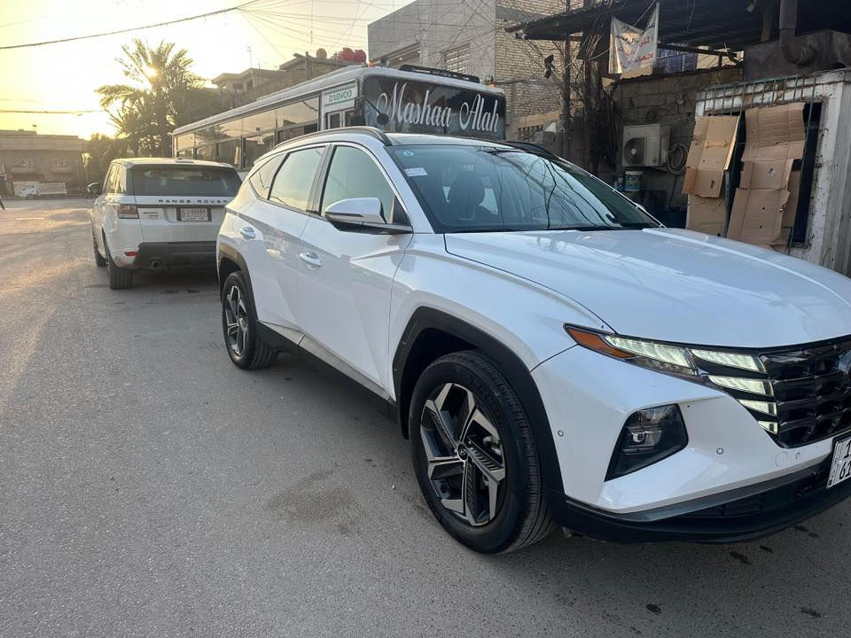 السلام عليكم 
هونداي توسان 2023 هايبرد وارد امريكي 
اللون: أبيض
العداد: 23,000 mi
نوع الوقود: هايبرد (بنزين + كهرباء)
الموقع: بغداد
الحالة: حادث امامي كما موضح بالصور  بالصور 
السعر: 22,500 دولار بيه مجال بسيط 

أهم المواصفات:

فئة Limited (أعلى فئة) بالتوسان 

تشغيل عن بعد + التحرك من البصمة 

محرك 1.6 تيربو + كهرباء – 226 حصان

دفع رباعي AWD + H-TRAC

فتحة سقف بانورامية كاملة 

شاحن لاسلكي

كروز كنترول ذكي

نظام توفير الطاقة ECO + وضعيات قيادة متعددة ( سبورت - سمارت - ثلج ) 

شاشة وسطية 10.25 إنش + عدادات رقمية

كاميرات 360 درجة + حساسات امامية وخلفية + نظام auto park

نظام ملاحة

فتحة سقف بانورامية

مقاعد جلد كهربائية – تبريد وتسخين
+ تسخين المقاعد الامامية 

نظام صوتي Bose

مكيف إلكتروني مزدوج

جنوط 19 إنش

إضاءة أمامية وخلفية LED

دخول وتشغيل بصمة

نظام النقطة العمياء + المحافظة على المسار + رادار امامي 

باب خلفي كهربائي بفتح ذكي

السيارة فول مواصفات للأخير وبعد بيها مواصفات 

للاستفسار:
*********** (متوفر على واتساب)
