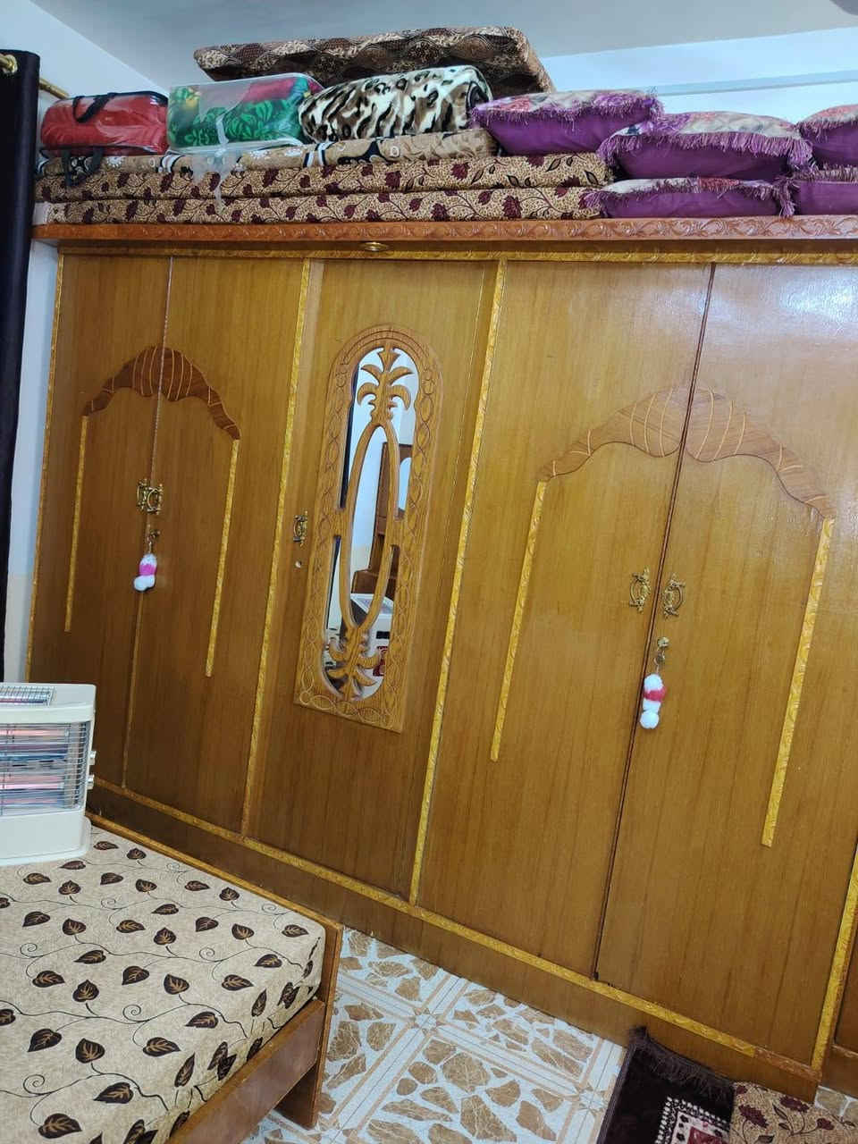 غرفه للبيع نضيفه السعر 600 وبيها مجال ***********
