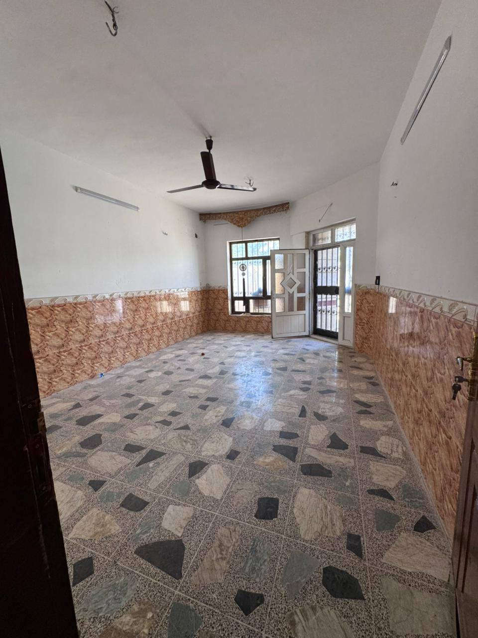 دار للبيع في تكريت الزهور الثانية حولي الزهور قرب جامع التواب مساحة ٢٠٠م شارع ١٥م تبليط ومقابيل حديقة 
طابقين يحتوي على ٥غرف نوم ومطبخ حار وبارد وحمامات داخلية وخارجية  ارضية كاشي مطعمة بمرمر أبواب خشب صاج كتائب حديدة كامله للبيت .. 

السعر  ١٨٨ مليون  وبي مجال للشراي 

للاتصال على الرقم التالي 
*********** 
مكتب ابو محمد للعقار  ،  تكريت،، القادسية، حي الضباط، 
شارع جليل القصاب، عمارة الثلج
