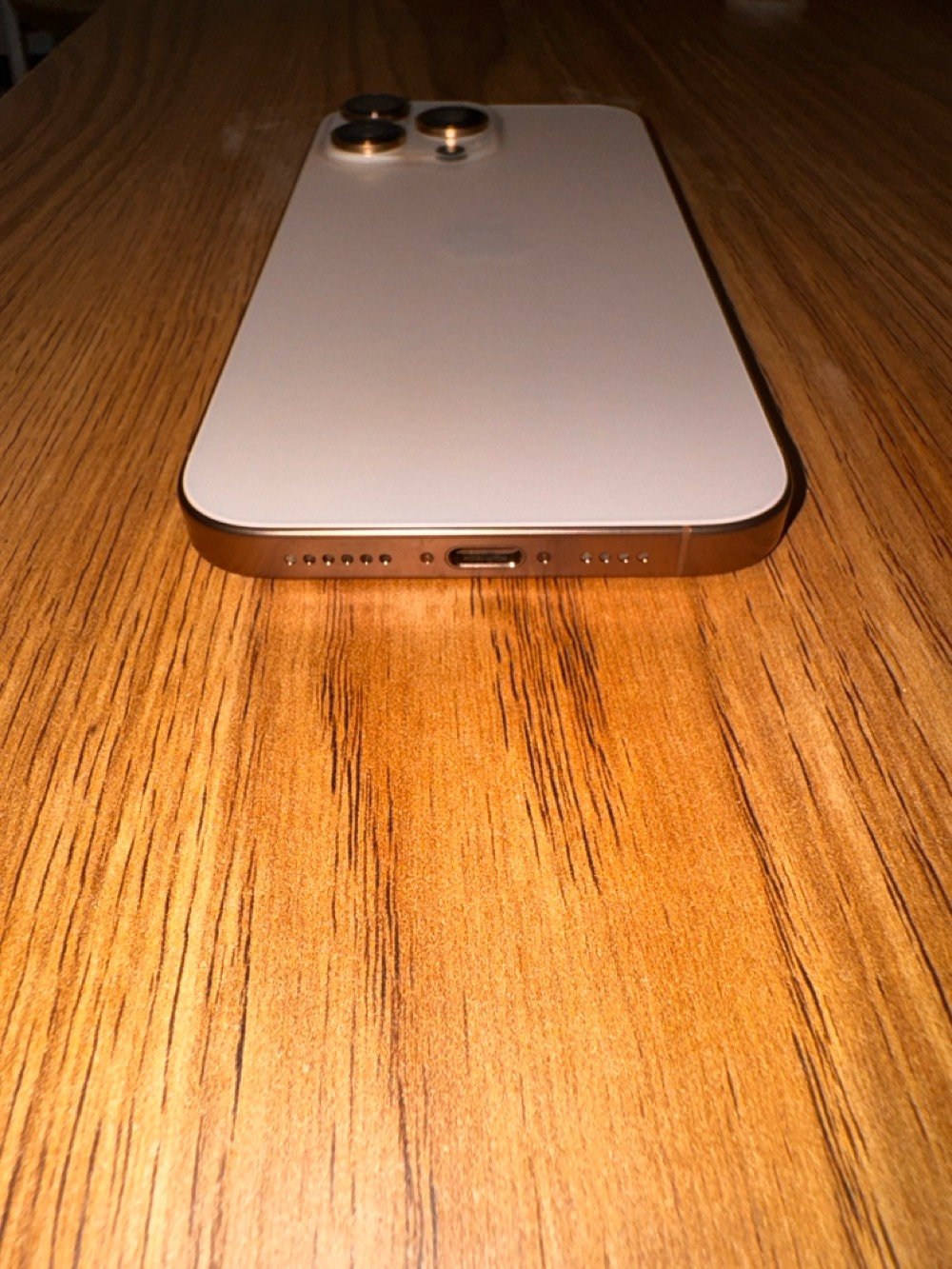 للبيع آيفون 16 برو ماكس (iPhone 16 Pro Max)
 اللون: ذهبي (Gold).
 المساحة: 256 جيجابايت.
 صحة البطارية: 97%.
 الضمان: الجهاز داخل ضمان ماستر.
 الحالة الفنية: الجهاز بحالة الوكالة، لم يسبق له الدخول لأي صيانة (شرط الفحص).
 الحالة الخارجية: الشاصي نظيف جداً ومضمون من أي شخط أو خدش، استعمال راقي جداً.
 السعر: 1,500,000 دينار عراقي (وبيه مجال للطيبين).
 المكان: بغداد.
 للتواصل: ***********.
الجهاز أخو الجديد، جاهز للاستخدام المباشر. للمهتمين بالشراء يرجى الاتصال أو المراسلة.