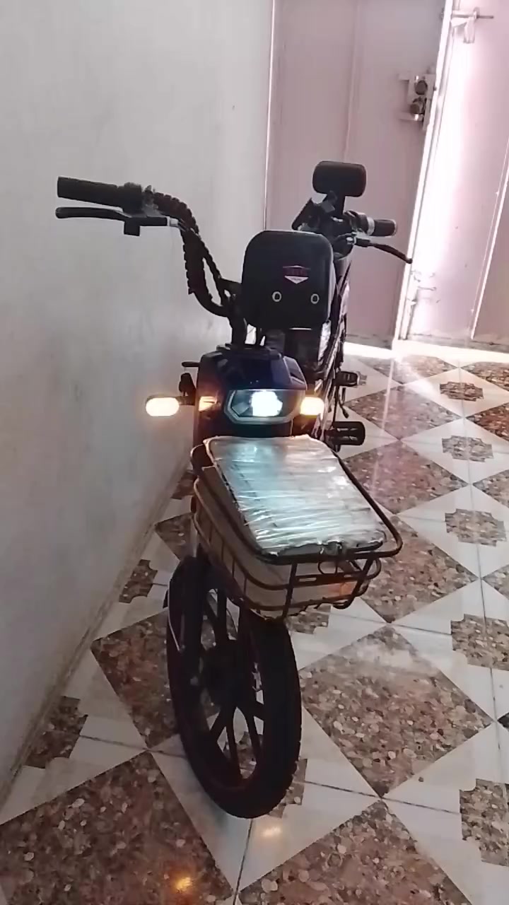 السلام عليكم شباب هذا ماطور شحن للبيع شغال شرط باتريات جدد كله شغال يشاير لايت هورن دي جي شغال 
مكاني موصل جديده قرب جامع الغاوات رقم الهاتف 
*********** الرجاء الرجاء الاتصال الرقم او واتساب
