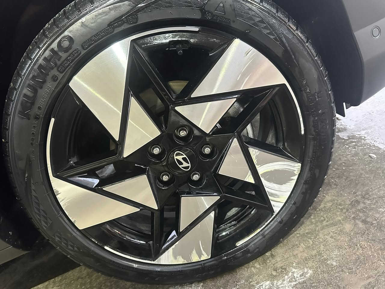 السلام عليكم هونداي كونا تربو حادث قبق جنطة مبدل باصلي لون ابيض مصبوغ ماشية 11 الف و500 السيارة فول الفول بدون ارقام للاستفسار خاص فيس بوك او رقم الهاتف ***********
