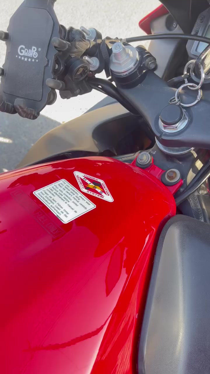 سلام عليكم بطحاافوراي  موديل 2004
600سيسي 
اكزوز رياضي سعره 200 $
كفاله عامه كير محرك 
ماشي 35 كلش نظيفه بعد احلى من الصور 
دراجه بعده بدون كمرك 
مكاني الانبار عامرية الفلوجه 
للتواصل *********** 
*********** السعر خاص
