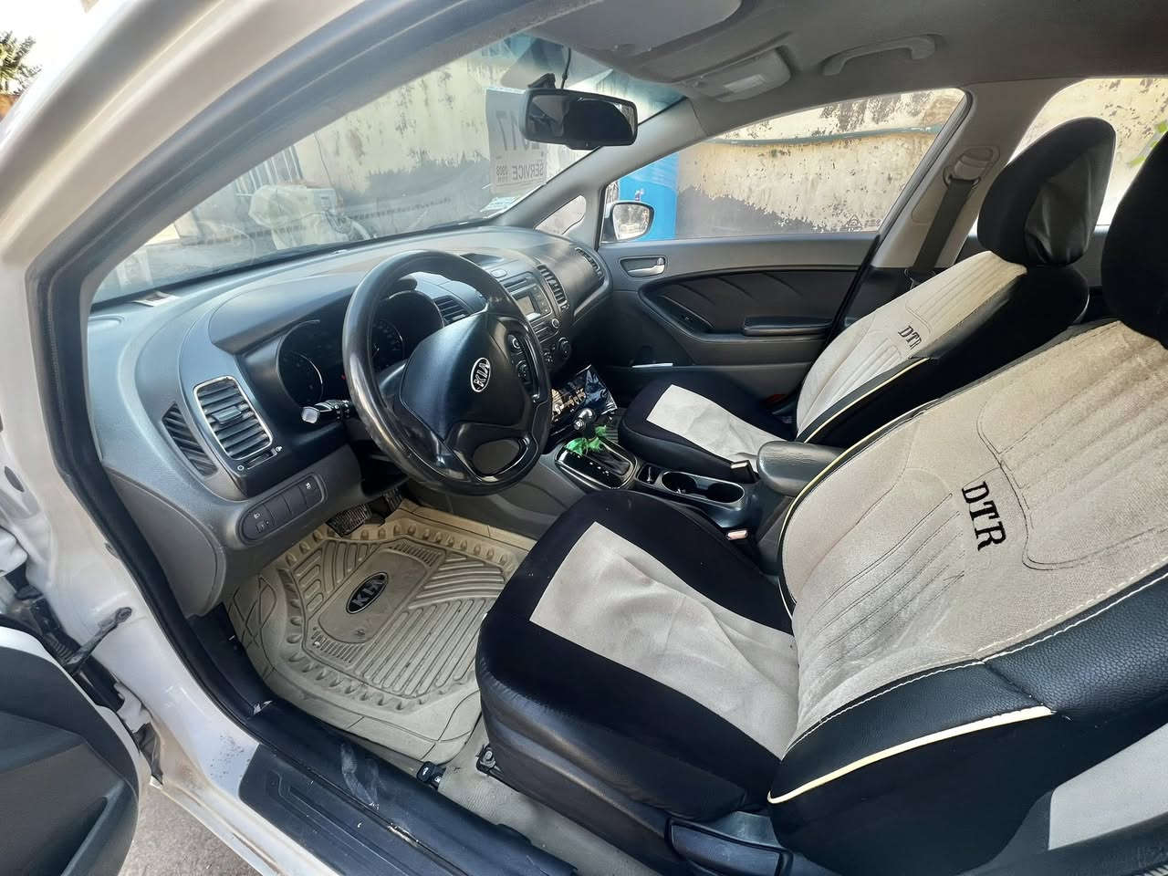 سيراتو موديل 2017
مكينه1600 كفاله عامه 
يوجد سونار 
تخم تاير صدر امامي وخلفي جديد 
رقم أربيل. جديد 
واسط زبيديه 
السعر بلاش للطيبين 
***********
