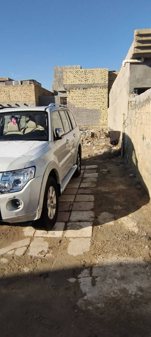 سلام عليكم باجيرو 2010 سياره جائزة من كل نواحي سياره فول رقم دولي سياره حداديه كير مكينه كلشي جائزة ***********
