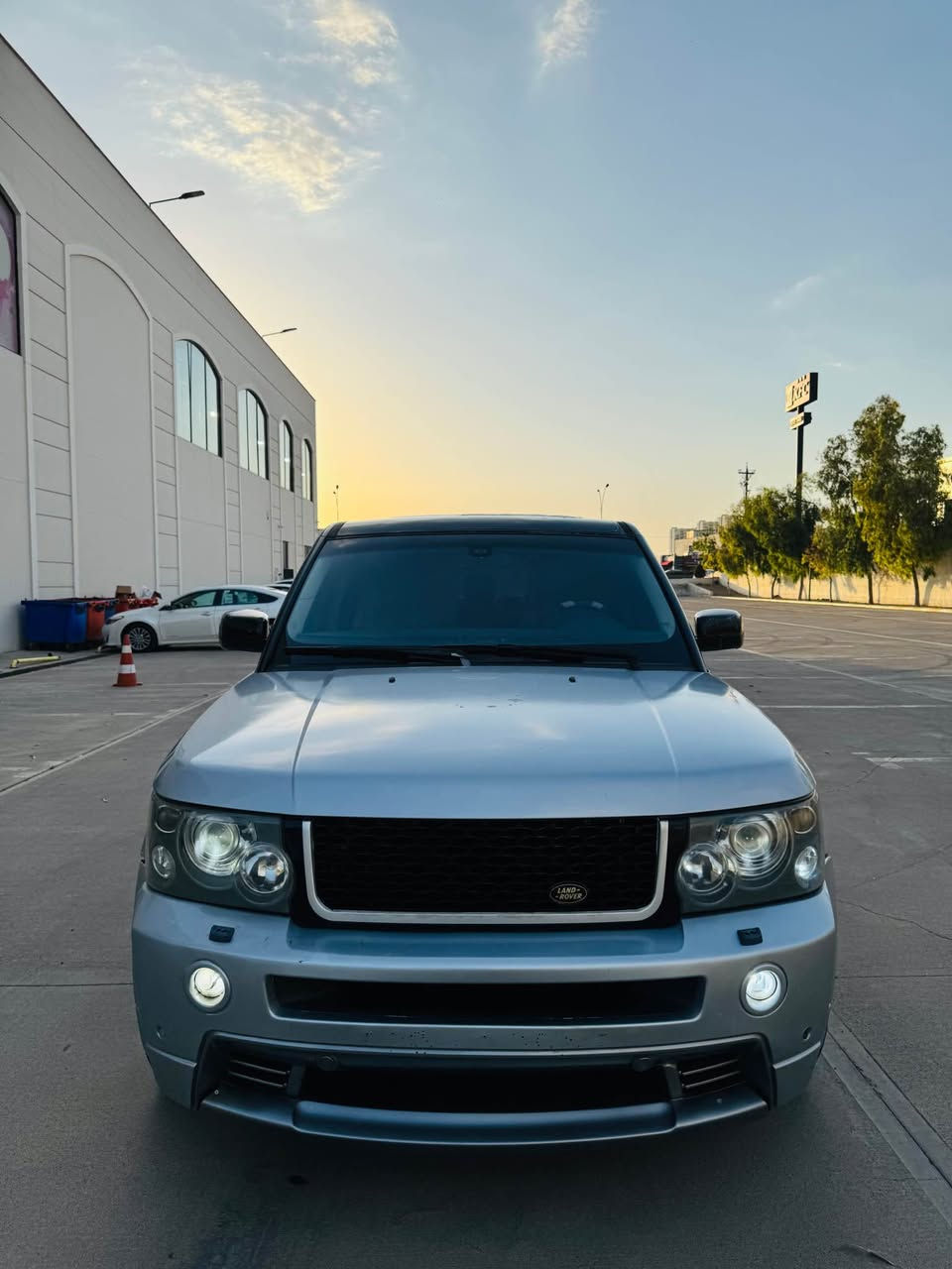 Range Rover sport
دوبەی ساغ ساغ ✅ بدون رقم علوج 
مۆدیل ٢٠٠٩ 
مواسەفات ئۆتۆبایگراف واتا فول فول مواسەفات قەپات 
ناو زەرد دەبڵ گێر تۆماتیک عادی سپۆرت ٥ مۆدی لێخورین چوپ بەرز و نزم تەبرید سارد گەرم سلایت ٤ جام و ئاوێنە ئۆتۆ کوشن جلد کوشن خەزن کارەبای سوکان ڤۆلیۆم تحدید سرعە سەماعەکانی مارکەی هارمان کاردۆن بیلاد ئیم پی فایەر ویل ٢٠ تاخم تایەی لۆک 
گێر و مەکینە و کارەبایەتی هەموی مەزبوتە 
سەیارەکە دوبەیە ساغە سبوغ سەقف و حیزام بەشەرت  دەعمی نیە 
نرخی ٧٢ وەرەقەیە و مەجالێکی کەمی تێدایە گۆرینەوەش دەکەم بە شتێک بە دڵم بێ 
ناونیشان هەولێر 
ژم*********** أربيل, العراق
