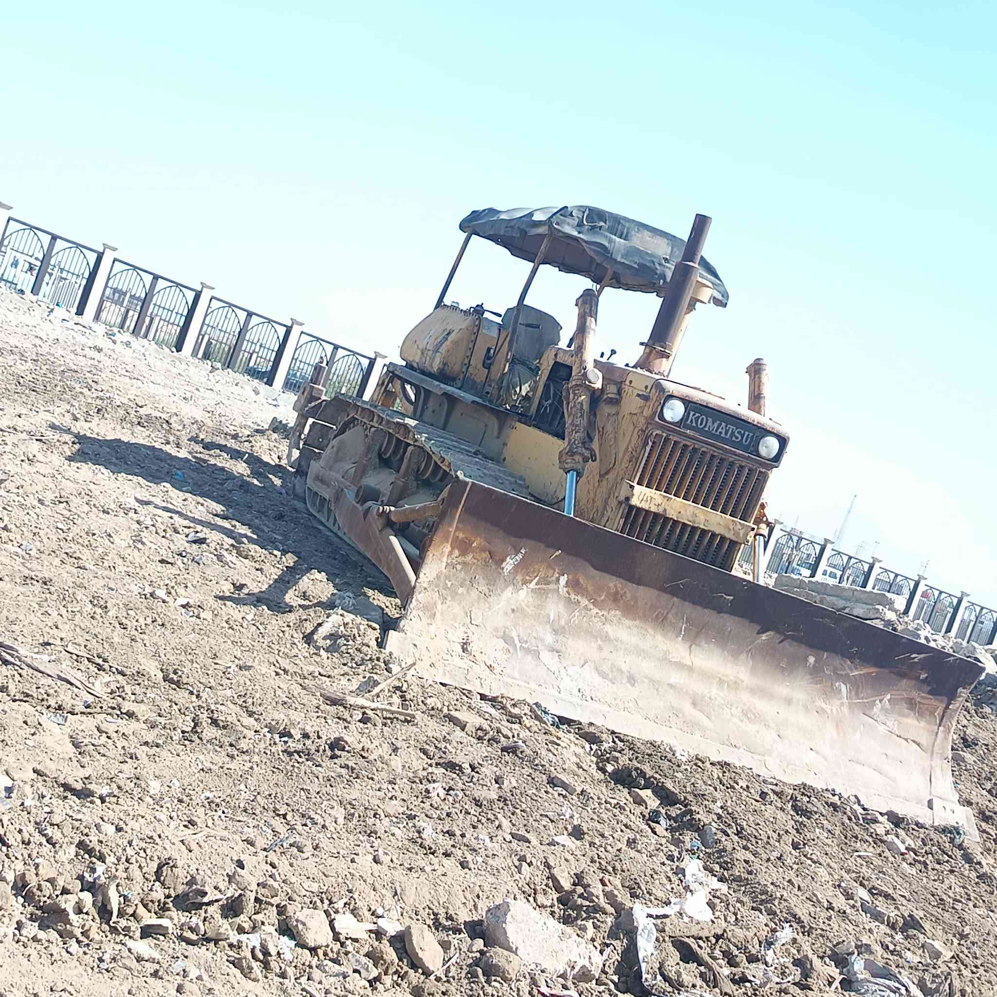 بلدوزر كومسو حجم 65موديل 82 البيع رقم وسنوية بسمي صفر سعر 17مليون ***********
