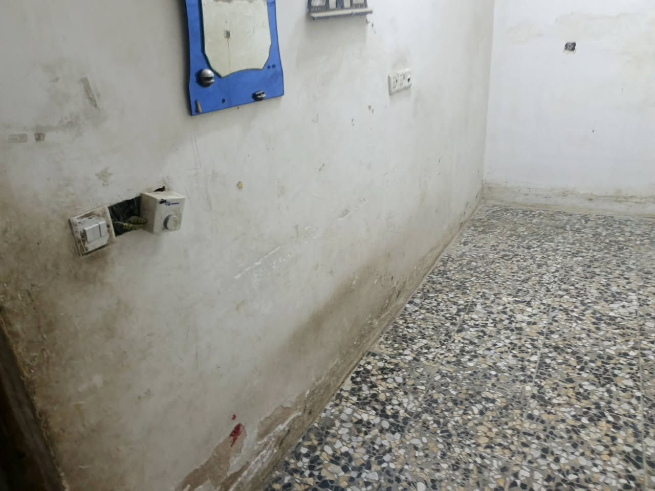 السلام عليكم بيت ركن للبيع طابق ارضي يحتوي على استقبال ومطبخ وغرفه وترك وصحيات بيت طابوق العنوان الزعفرانيه عالسده قرب اسواق تفاحه للبيع حاضر او اقساط الرقم ***********
