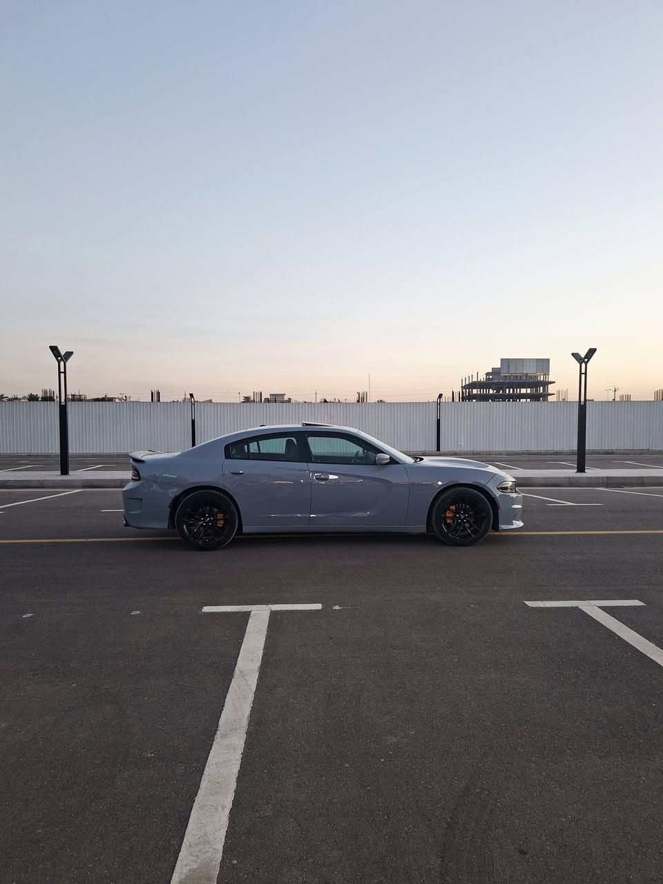 يالله يارزاق السلام عليكم سيارة نوع دوج جارجر موديل 2021 اللون سموك  وارد امريكي حادثه جاملغ وبنيد سيارة فول مواصفات 6سلندر تو ويل رقم بغداد مميز  ومكانه بغداد سعره 195ورقة رقم الهاتف ***********
