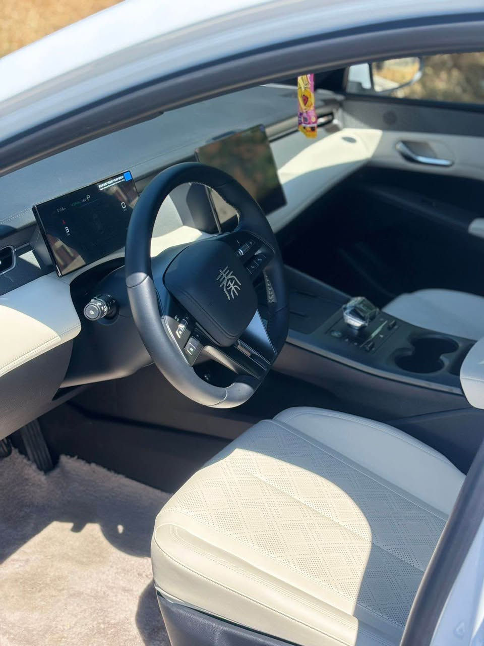 BYD Q Plus
موديل ٢٠٢٥
ناو زةرد
٤ هةزار روشتووه
بي بوياخ بي سارد بي شوخت بي چال .
بوياخ تةنك مرغوب 
نمونةية سةيارةكة وةكو سفر واية
رةقةم سليمانى. تحويل و غرامه بة شةرت
ژمارةى موبايل
***********
*********** السليمانية, العراق
