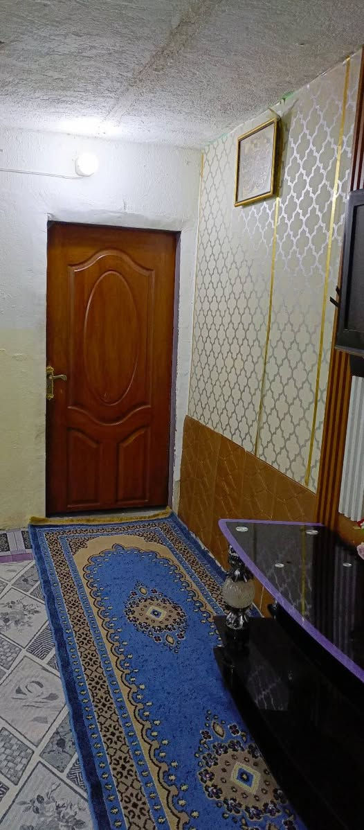 المساحة 200م
غرفتين، صالة، مطبخ، صحيات، طارمة +عرصة ترك مساحته العرصه 75من  ضمن مساحة البيت نزال 30 واجه 6 وربع
السعر 48 وبي مجال ... رقم الهاتف  ‏‪***********
العنوان الديوانية حي النهضه الثالثه قرب جامع شاكر هندس
