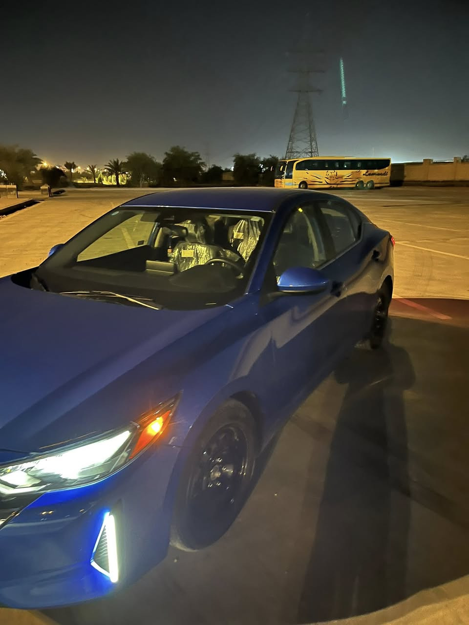 السلام عليكم ˛ يا الله
للبيع نيسان سنترا موديل 2024 وارد امريكي
العداد 50km بعدها زيرو السيارة 
رقم الشاصي 3N1AB8CV9RY298963

المواصفات: 
فئة SV لون ازرق جويتي المميز
بصمة تشغيل ،ودخول ذكي بصمة ابواب . 
رادار امامي وخلفي وجوانب. 
كاميرا خلفية دوار . 
حساسات. 
نقطة عمياء. 
مانع انزلاق. 
فول تحكم استيرن. 
نظام ECO. Sport. Normal
نظام توقف ذاتي . 
لايت led
شاشة تدعم carplay 
تحديد مسار
مثبت سرعة
محرك 2000cc
حساسات ضغط الهواء
ومواصفات اخرى كثيرة. 

جميع إرباكات السيارة سليمة وبلادية. 
شاصي السيارة سليم 100%100 شرط الفحص. 

السيارة اني مستوردها ومصلحها بيدي تعتبر كلين تايتل فقط دعامية امامية شادلها بلادية مو تجاري

سيارة عَنْ تجربة شخصية بيها سلاسة بالقيادة وثبات بالشارع وصرفية بانزين ابدًا مابيها وبانزين عـاديّ بدون ﺎَيّ دوانز 

مبدل هايدروليك الكير ودهن المحرك من شركة امزويل وتايرات جدد

السيارة فحص مؤقت تترقم بغداد

للاستفسار عن السيارة الاتصال على الرقم او مراسلة عن طريق الواتساب 
***********
