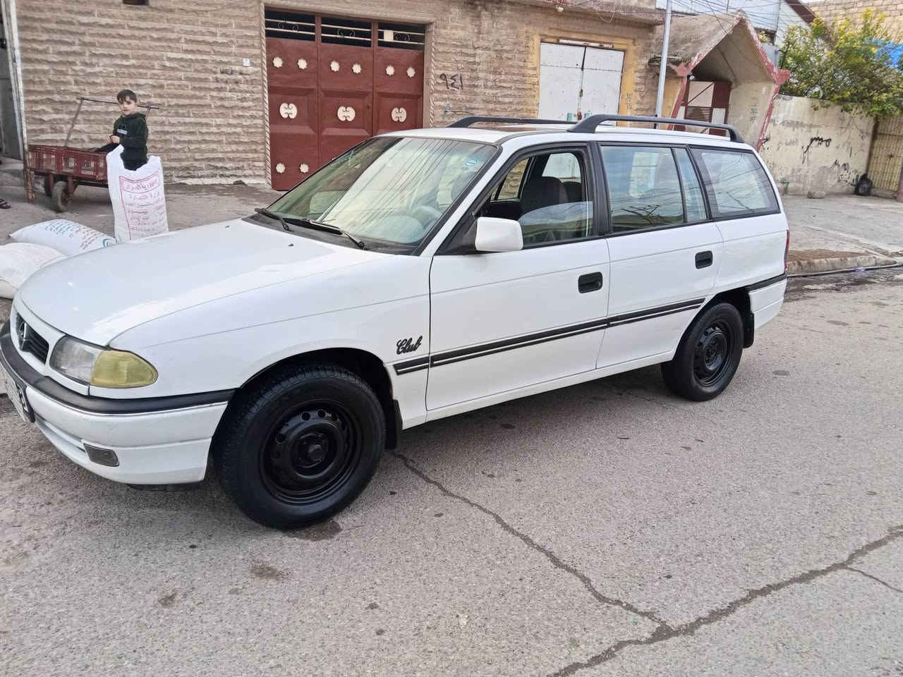 السلام عليكم استره للبيع موديل1993  كابون بانزين بيه السياره بدون. صبغ   محرك بيه اثر نفخ السعر 55 بيها مجال للاتصال*********** العنوان موصل حي عدن السياره باسمي شرط التحويل
