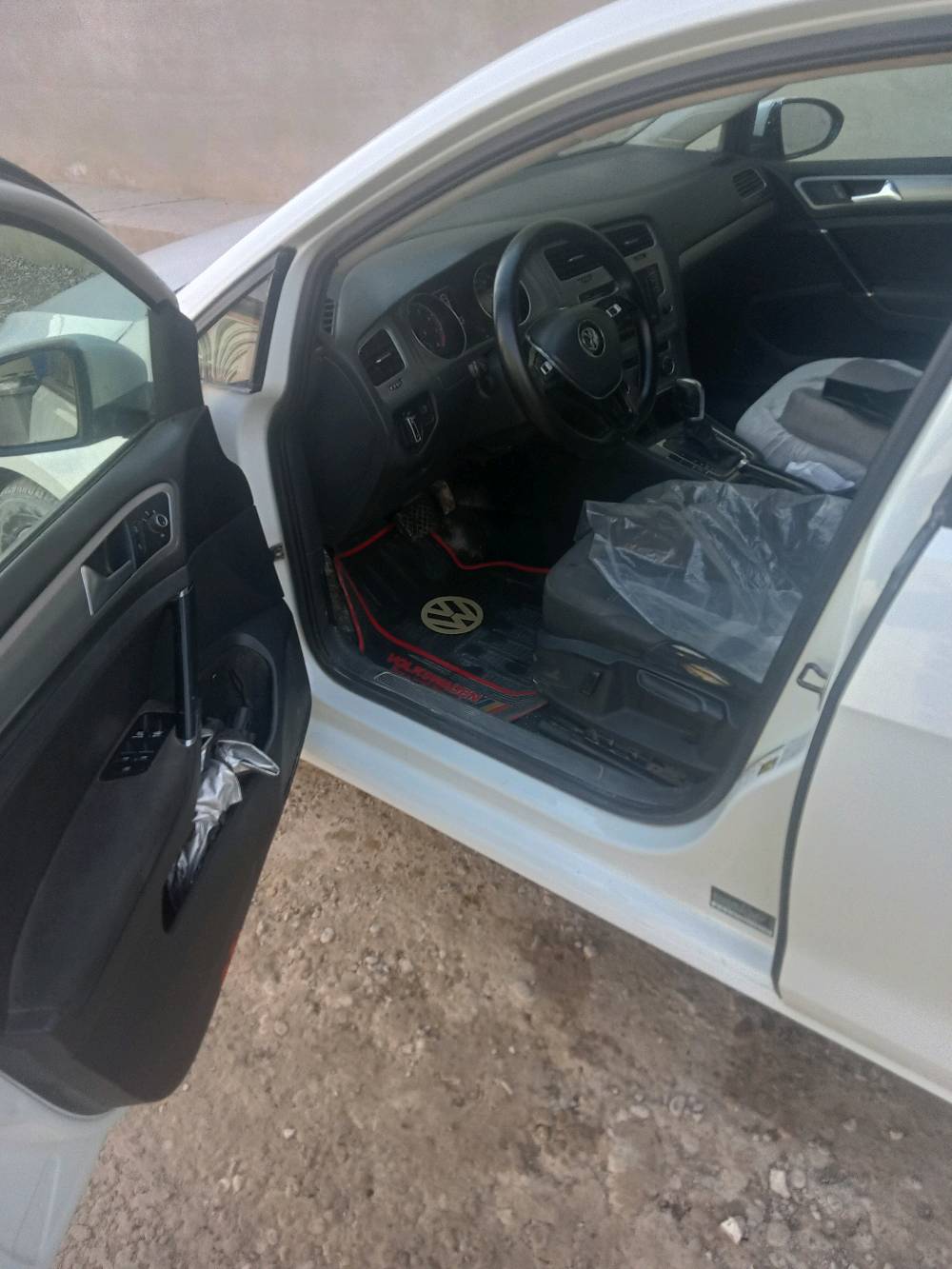 للبيع فولكس فاجن موديل حديث، لون أبيض، بحالة ممتازة من الداخل والخارج. السيارة نظيفة ومصانة بشكل جيد، ومجهزة بوسائل الراحة الأساسية. إذا كنت تبحث عن سيارة موثوقة وأنيقة للعائلة، فهذه السيارة هي الخيار الأمثل لك.