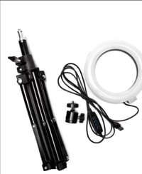 إضاءة LED • مفصل كروي ٣٦٠ • حامل ثلاثي قابل للتعديل