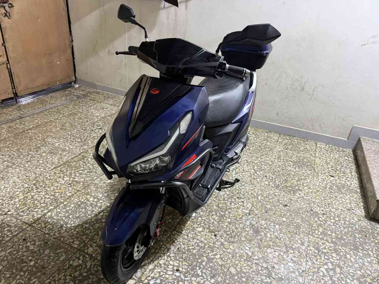 دراجه شحن للبيع ٨ بطاريات سرعه ١٢٠ بس الدراجه نظيفه جداً لليريد يعرف السعر يراسل على الخاص او يتصل على هذ الرقم *********** بغداد الحبيبيه
