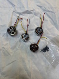 محركات برشلس • ٤ قطع • حجم صغير