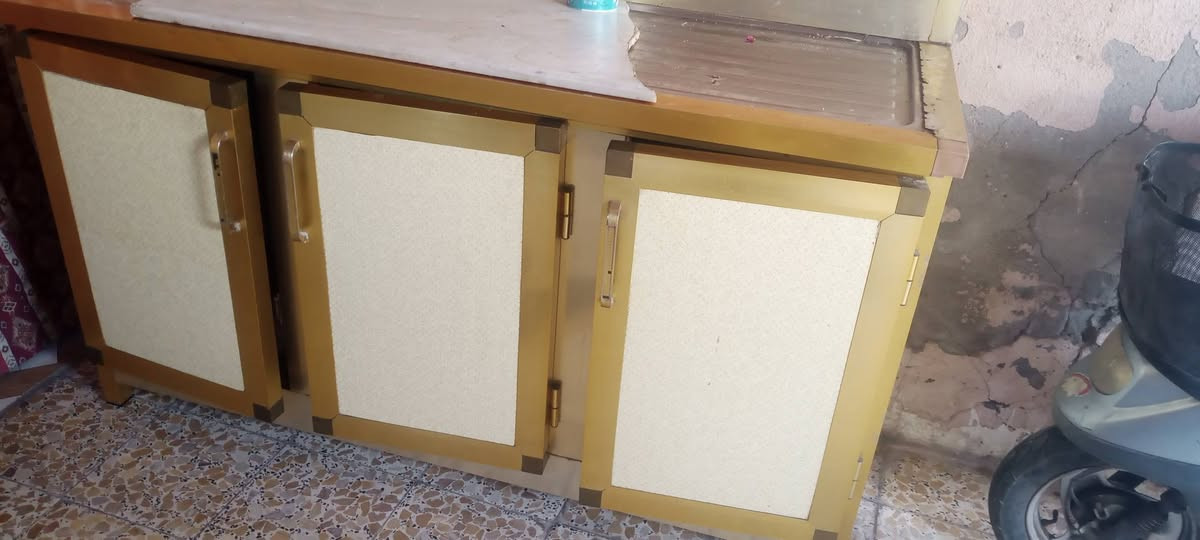 كاونتر للبيع 3قطع الطول 3امتار والسنك متر ونص السعر 350 البصره القبلة للتواصل ***********
