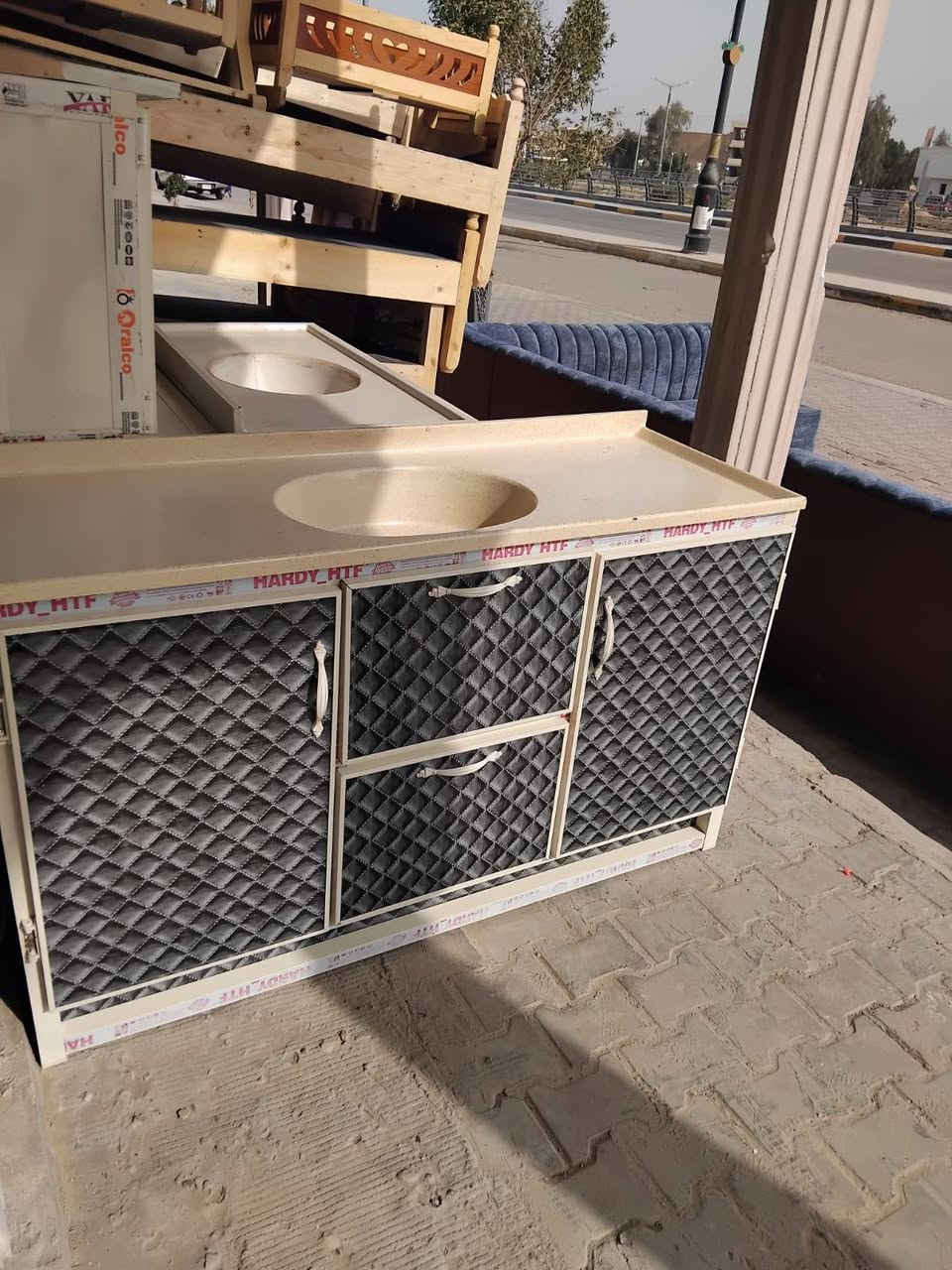 السلام عليكم 
كاونتر مترين ونص سنك متر ونص مرمر ستخدم قليل سعر ٣٧٥ مكان بعقوبه شارع تحرير بهرز مجاور قاعات بيانو مقابيل مستشفى الحياه استفسار ***********
