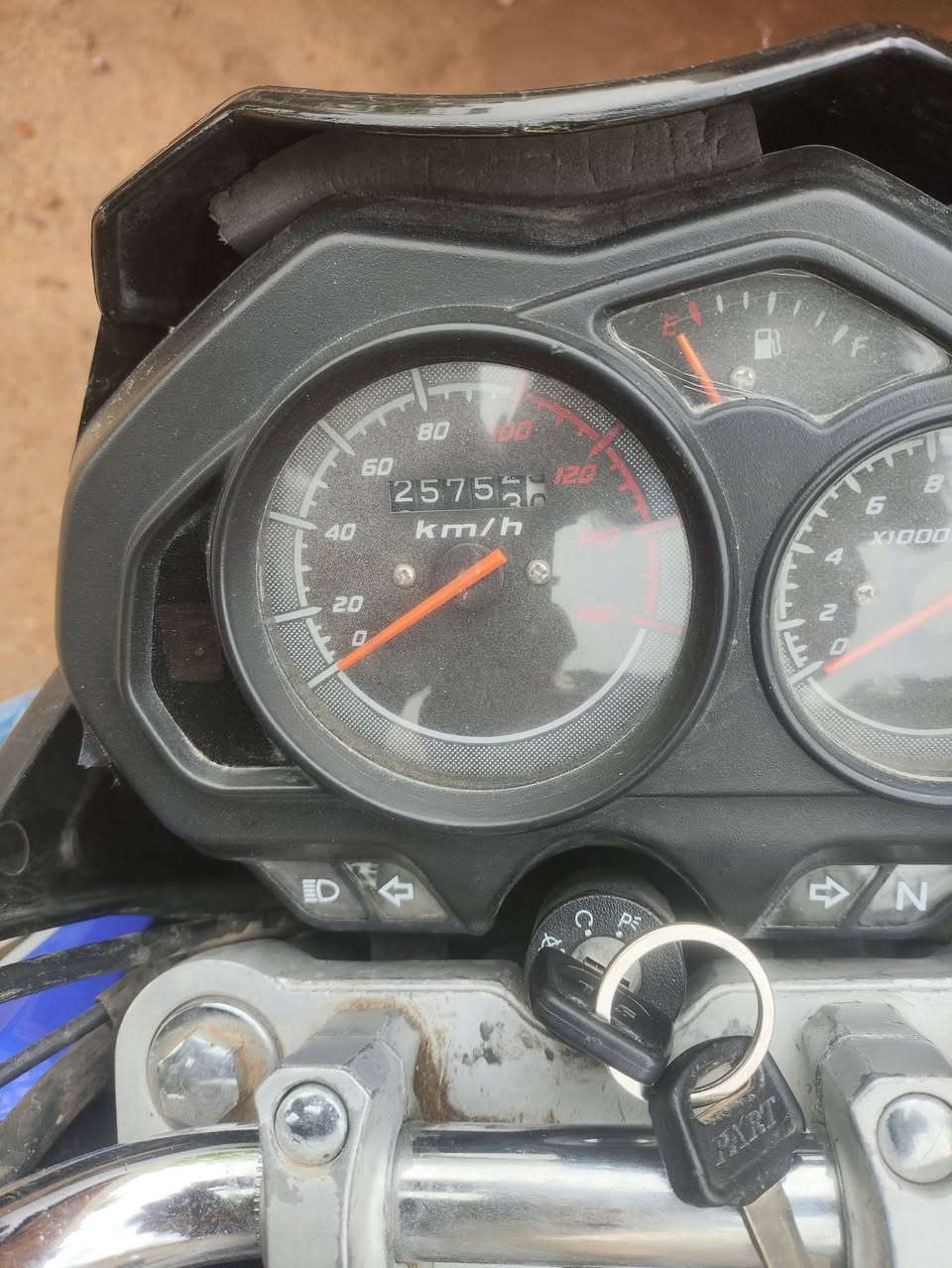 للبيع 650الف وبي مجال حك الجيه فقط  او مرارس بسايم من 17وفوك
نوع الدراجه ليفان سونك موديل 20 بدون اوراق محرك مكفول ممفتوح  لو برغي شرط معدل 120 بي فقط هاذ الواشر ينضح دهن ومابدلته كهربائيات شغاله )( متواجد فيس وواتساب ***********
