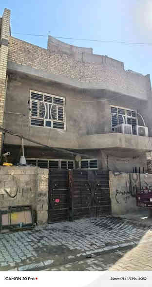 سلام عليكم بيت بلوك 100 متر طابقين ونص للبيع يحتوى الطابق الاول على استقبال وغرفه نوم وصحيات ومطبخ وحولي والطابق الثاني يحتوى على 3 غرف نوم وحمام والطابق الاخير غرفه وحمام السعر 80 وبي مجال مكان شعله دوانم شارع افران الضياء قبل السجه الاستفسار اتصل رقم  ***********
