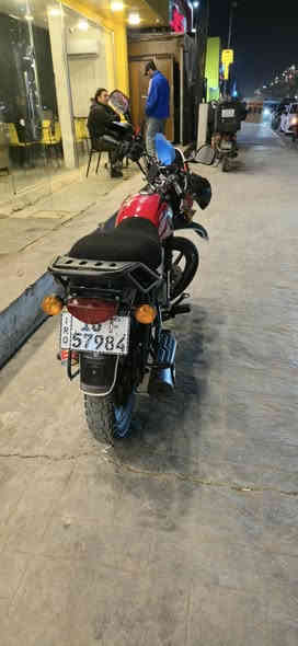 السلام عليكم 
دراجه بوكسر موديل ٢٢ مسجله ٢٠ سنويه و رقم بأسمي تحويل ثاني يوم الدراجه مو مال شغل مال استخدام شخصي روحه و جيه مجفته تجفيت شركه صار ٥ اشهر من جفتتها الله شاهد ما موكفتني جيب فيتر و تعال افحص 
السهر المطلوب 2,000,000 مليونين و بيها مجال 
*********** ما متواجد بالفيس موجود واتساب
