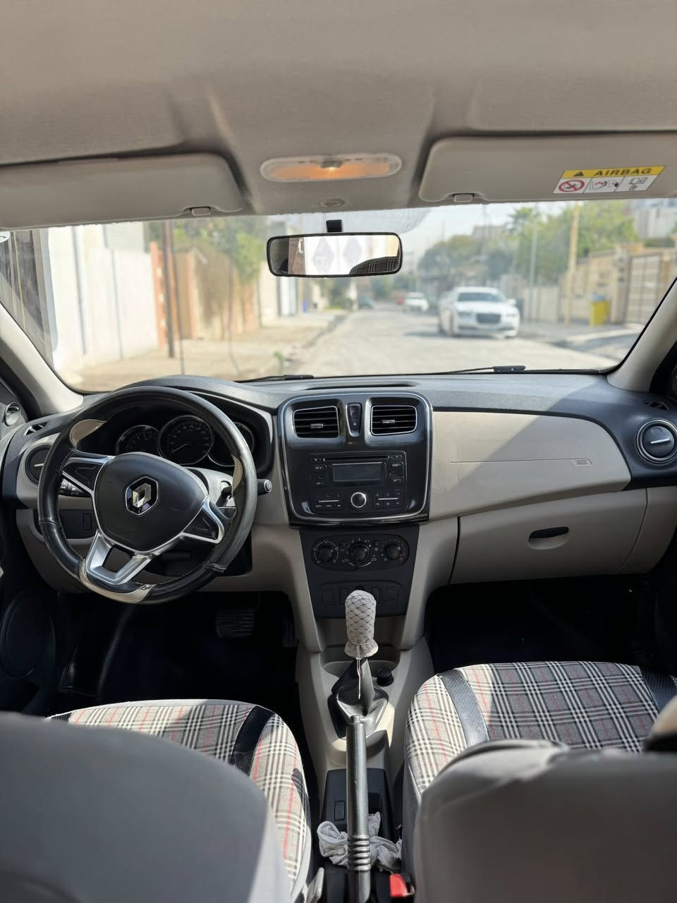 السلام وعليكم رينو سمبل للبيع 2019 ضررها جاملغ الورا وباب صبغ جهة السايق طخم جديد السعر 82 مجال بسيط جداً للتفاصيل الاتصال على الرقم:***********
