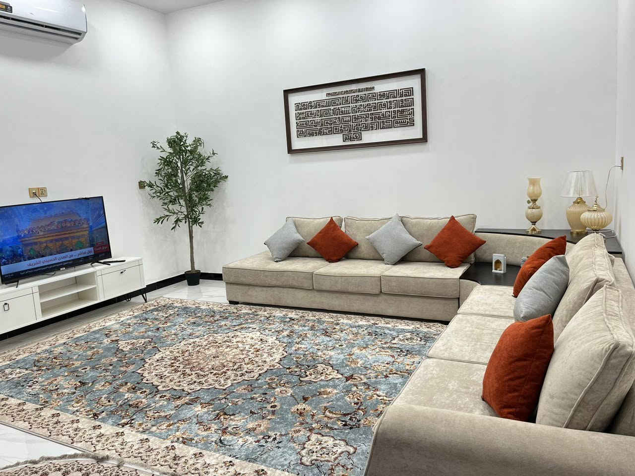 للبيع .. دار سكن ١٠٠م مربع ١٠×١٠ طابقين حي الجامعه 
٣ غرف نوم صاله استقبال مطبخ صحيات 
مطلوب اسكان ٣٤ مليون التسديد ١٨٠ الف شهريا 
للاستفسار مراجعه مكتب ميثم للاستثمار العقاري / الجزائر شارع المطاعم / مقابل مخبز باب الحاره او الاتصال على الارقام التاليه
***********
***********
