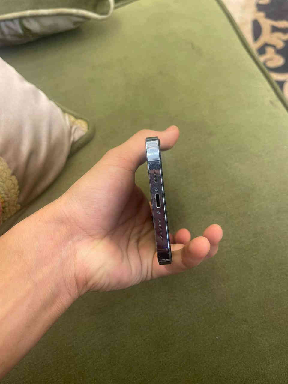 ايفون 13 برو ماكس ذاكر 256 الجهاز ما مفتوح وين ما يعجبك تاخذه بس سماعه ناصيه شويه للبيع رايده 550 $***********
