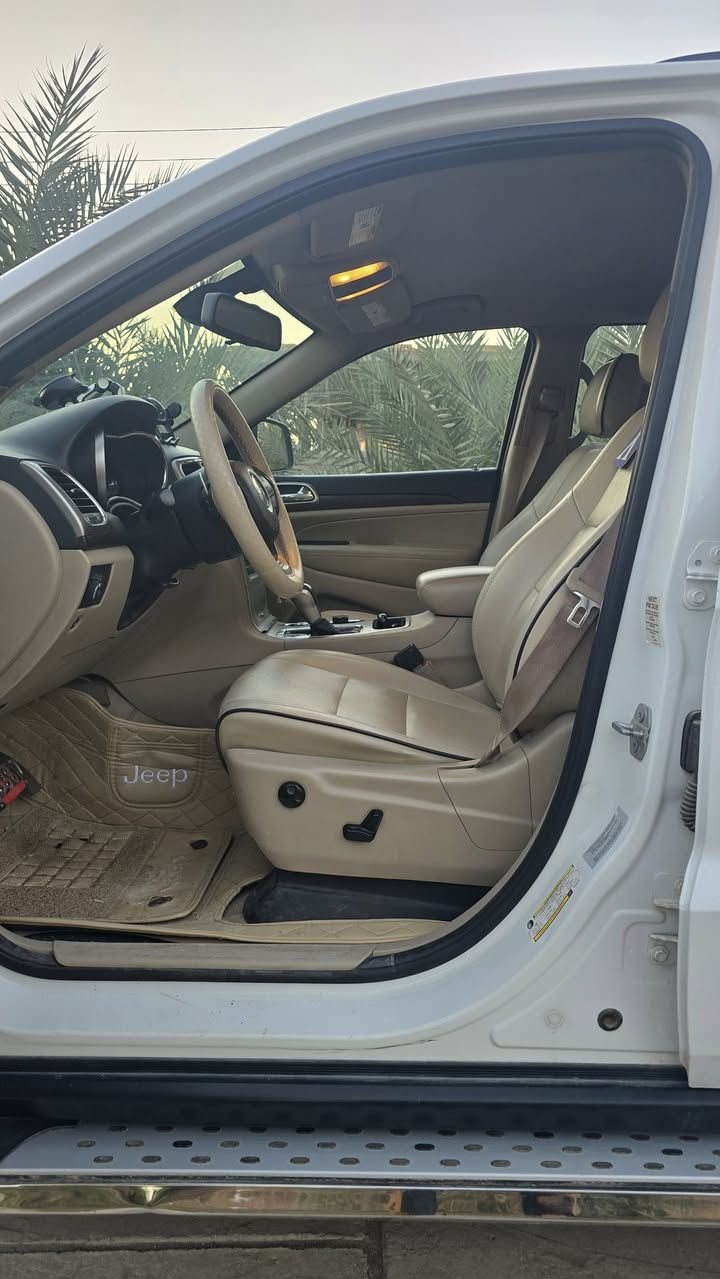 السلام عليكم
جيب كراند شيروكي موديل ٢٠١٦ لاريدو وارد امريكي حادثها كلش بسيط تبديل جاملغ ايسر اصلي وربع البنيد صبغ بدون دواخل بدون ايرباك رقمها ذيقار بأسمي
سعرها ٢٠٣ ورقه بيها مجال مكان السياره بصره/ القرنه 
تلفون ***********
السياره ماشيه ١٦٠ ميل
