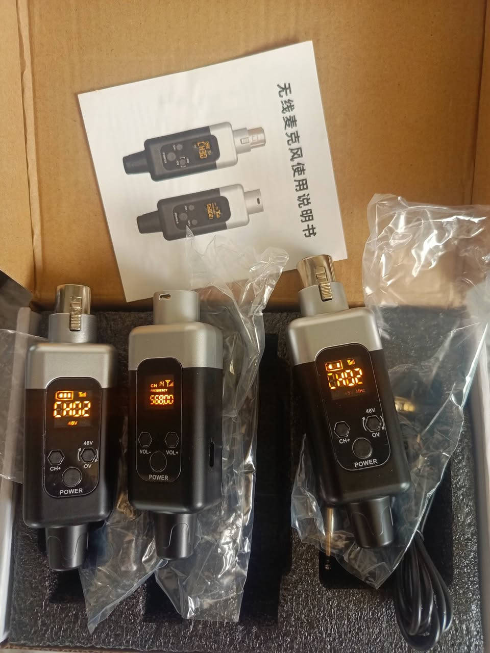 نظام ميكروفون لاسلكي XLR لتحويل الميكروفونات السلكية إلى لاسلكية.
الميزة الرئيسية: تحويل الميكروفونات الديناميكية أو المكثفة السلكية إلى لاسلكية. 

التوافق: يتوافق مع مجموعة واسعة من الأجهزة مثل مولفات الصوت، مكبرات الصوت، وأنظمة المسرح المنزلي. 

الطاقة: يدعم طاقة 48 فولت للميكروفونات المكثفة أو 0 فولت للميكروفونات الديناميكية. 

الميزات: شاشة عرض رقمية لتردد القناة ومؤشر مستوى البطارية. 
السعر 30
يوجد توصيل الى جميع محافظات العراق


**إذا كنت صاحب هذا الإعلان وتريد حذفه لأي سبب، رجاءا أرسل رسالة إلى الدعم الفني**