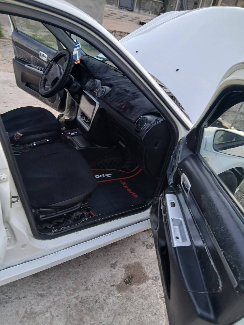 سيارة سيكي موديل ٢٠١٣ كصة جديده محرك وكير جديد دوشه طغم تاير طغم أمامي نظيف وايرمنيا كل شغال شاشة لايتات زينول صبغ ثلاث قطع بس.ابيع  حزام كابون بانزين بيها شرط التحويل من الشرعي السعر ٣٨ بيها مجال للاتصال 
***********
***********
