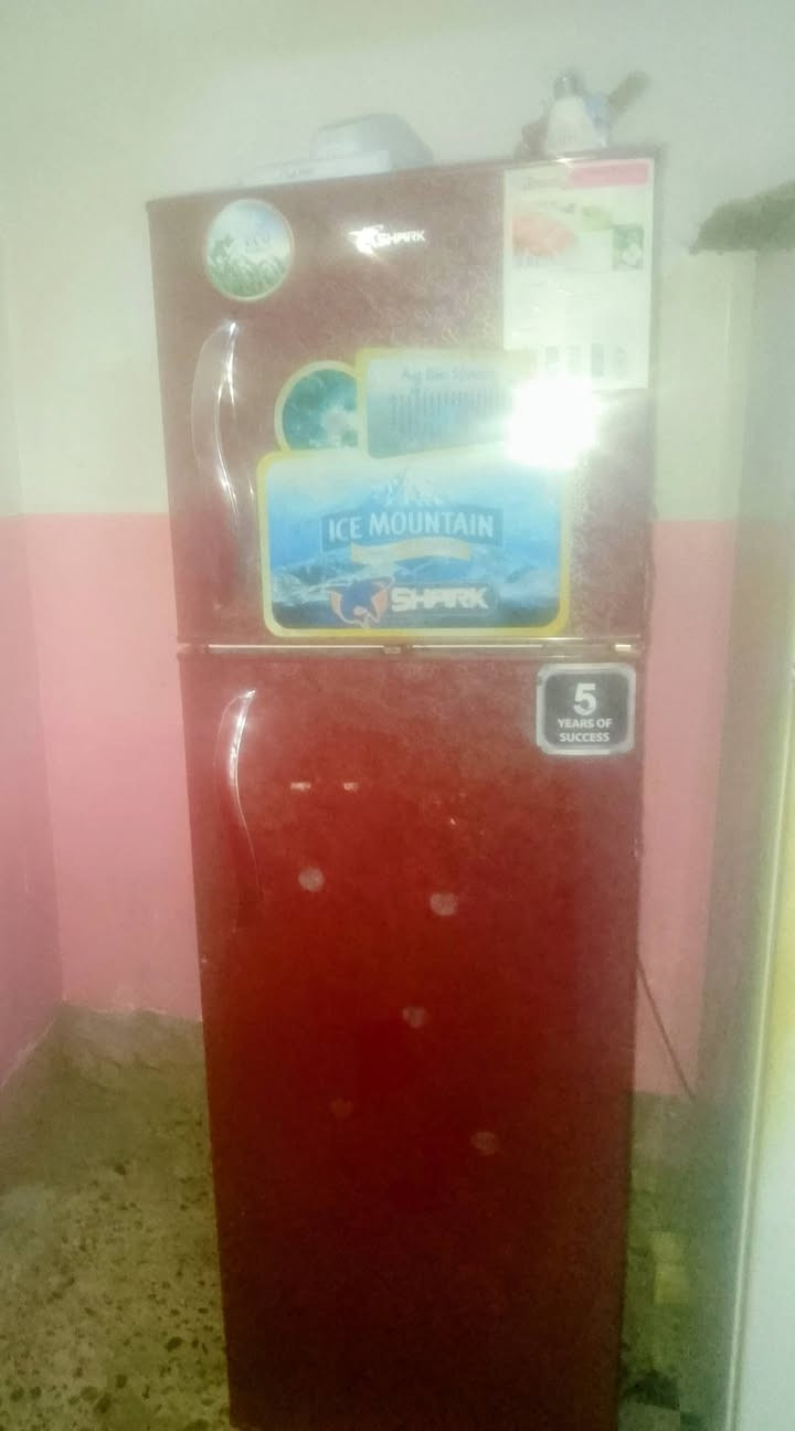 غراض للبيع لميز بلازمة ب55.لمراية ب40 وثلاجة والله العظيم جديدة كلشي مابيها مكفولة سعرها ب225 مكاني بغداد. توصيل ماعندي ***********
