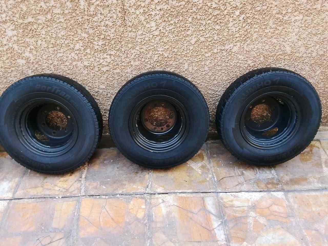 السلام عليكم تايرات فحل للبيع 3تايرات موديل 24 نظيفات عنوان بغداد رقم الهاتف *********** السعر 125
