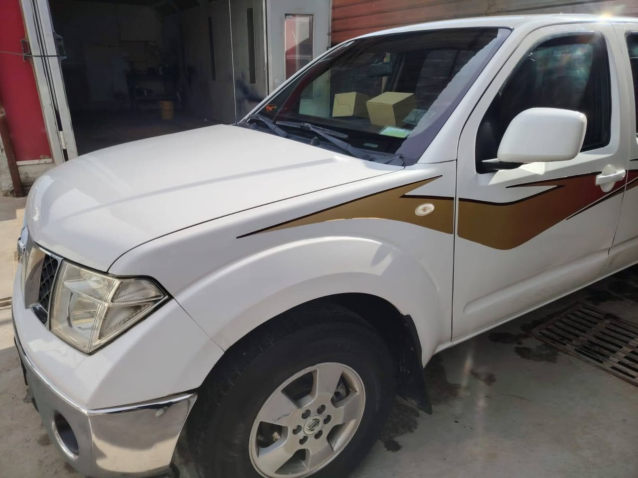 سلام عليكم ورحمة ***********
سيارة نيسان نيفاره موديل 2013
 مكفوله من الصبغ وظربه
رقم قادسيه السياره مكينه كير مكفولات
السياره جاهزه تحويل مباشر
